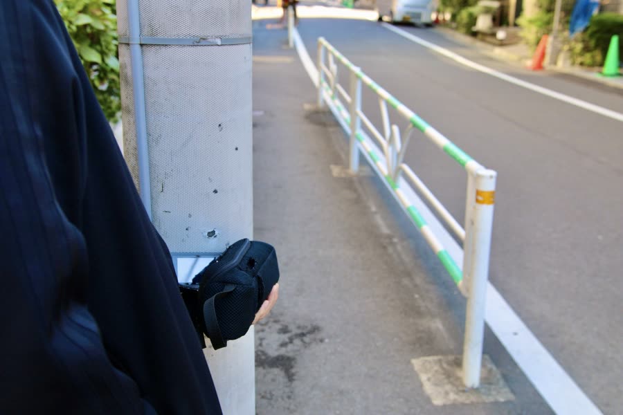 街を行く調査員のイメージ